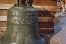 [Dzwon z kościoła św. Bartłomieja we Wsoli w trakcie renowacji]