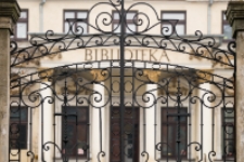 Fronton biblioteki za bramą