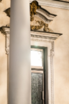 Okno w pobliżu wejścia późnym popołudniem