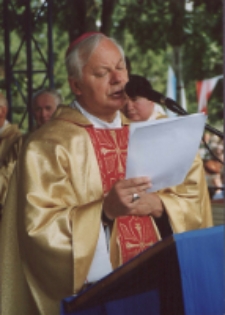 [Biskup Adam Odzimek podczas uroczystości 25 rocznicy koronacji obrazu Matki Bożej Pocieszenia w Starej Błotnicy]