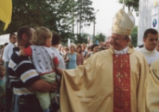 [Biskup Zygmunt Zimowski podczas uroczystości 25 rocznicy koronacji obrazu Matki Bożej Pocieszenia w Starej Błotnicy]