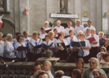 [Chór parafialny podczas uroczystości 25 rocznicy koronacji obrazu Matki Bożej Pocieszenia w Starej Błotnicy]