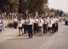 [Orkiestra dęta z Białobrzegów podczas uroczystości 25 rocznicy koronacji obrazu Matki Bożej Pocieszenia w Starej Błotnicy]