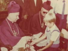 [Biskup Piotr Gołębiowski i biskup Walenty Wójcik podczas uroczystości koronacji obrazu Matki Bożej Pocieszenia w Starej Błotnicy]