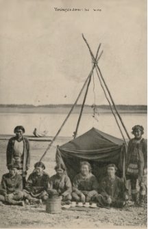 Jakutki przed swoim namiotem